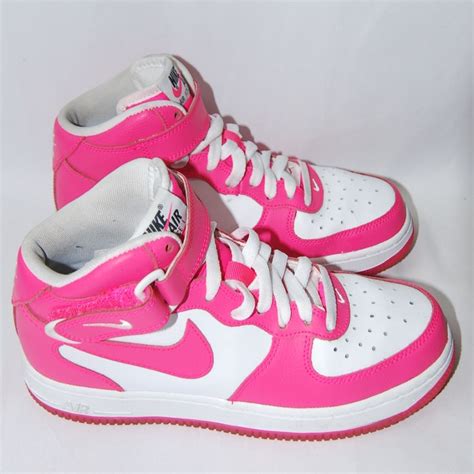 new neon pink nike shoes